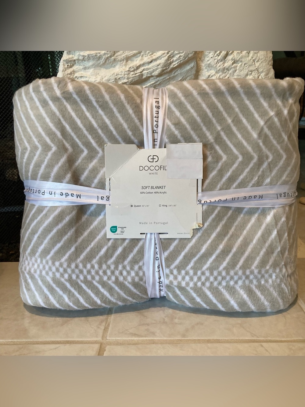 NEW Docofil White Soft Blanket featuring a light gray/white chevronpattern